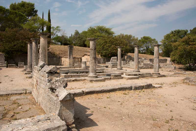 Ruinas romanas en Glanum Provence, columnas y paredes.