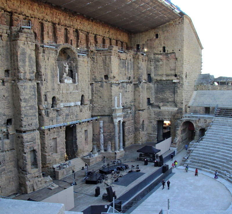 El alto muro del teatro romano de Orange