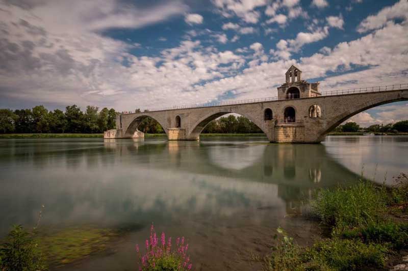 Puente en ruinas sobre el río Ródano, el famoso Puente de Aviñón