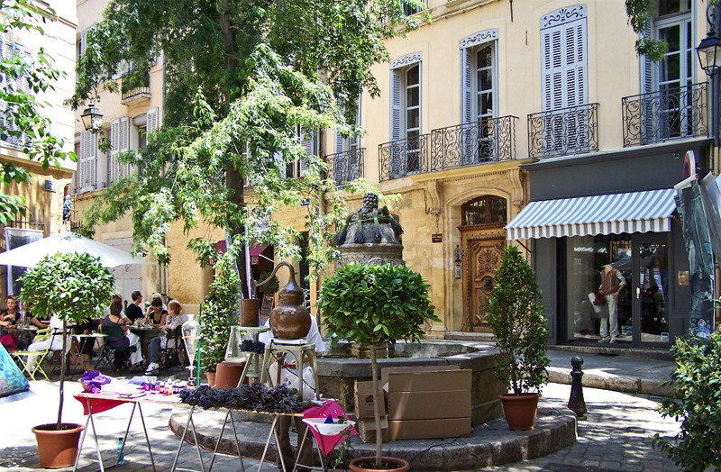 Una plaza soleada en Aix-en-Provence, sur de Francia