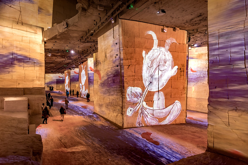 Dentro de una enorme cantera de piedra en Provenza, ahora un enorme centro de arte digital, arte proyectado en las paredes