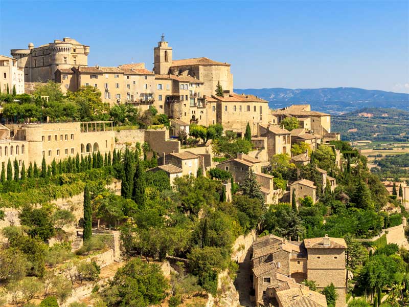 Ciudad de Gordes, en la cima de una colina en Provenza, los edificios se aferran a un acantilado rodeado de viñedos