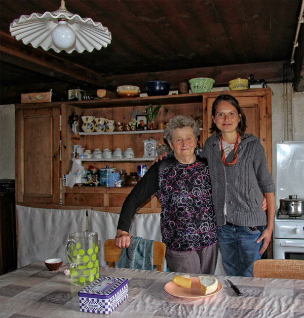 Abuela y nieta queseros en su granja de Alta Saboya