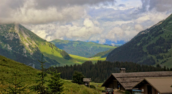 Montañas y nubes en la meseta de Beauregard, Thones Haute Savoie