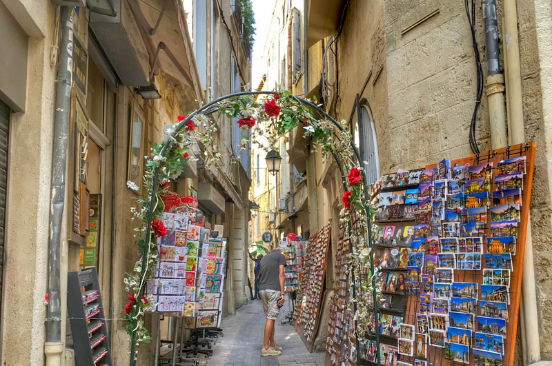 Una calle estrecha llena de edificios antiguos convertidos en tiendas extravagantes y coloridas en el casco antiguo de Montpellier.