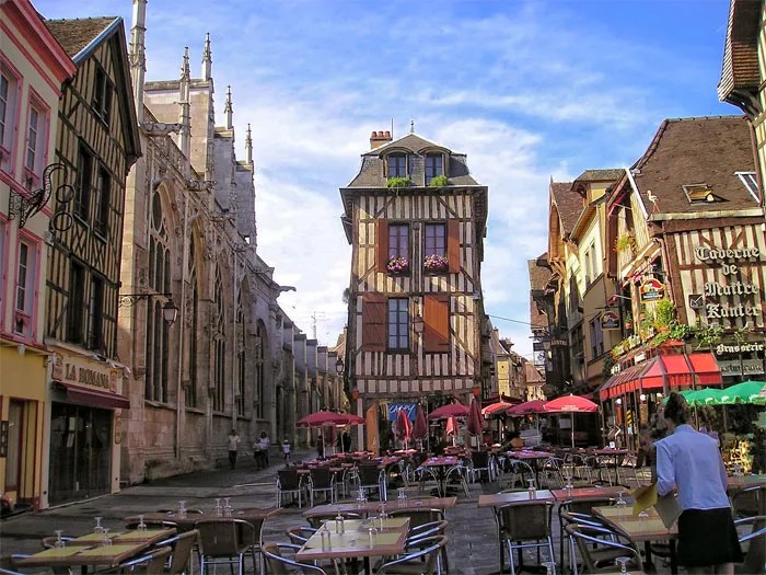 Calle adoquinada llena de restaurantes y bares en Troyes, Champaña