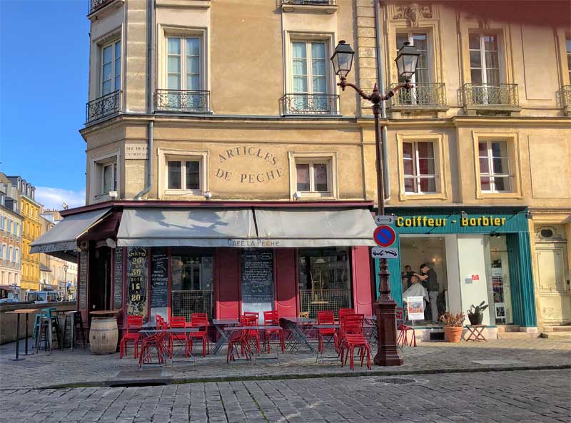 Calles adoquinadas y tiendas en la ciudad de Versalles Francia