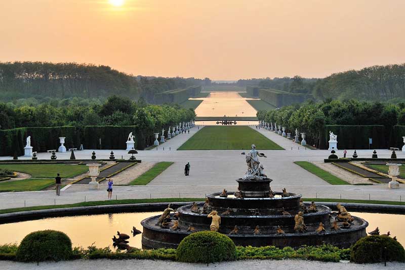 Vista sobre los jardines de Versalles al atardecer