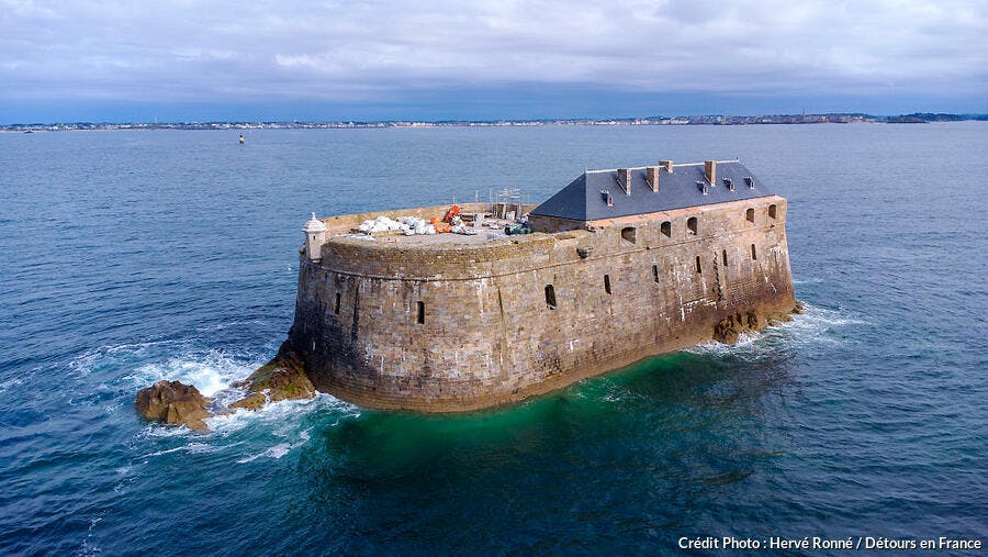El fuerte en renovación en la isla Conchée de Saint-Malo