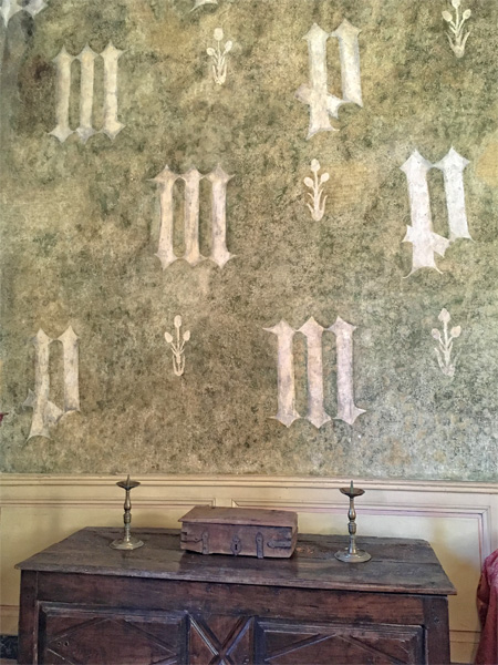Las letras M y P en la pared de un dormitorio del siglo XIV representan a Margarita y Felipe.
