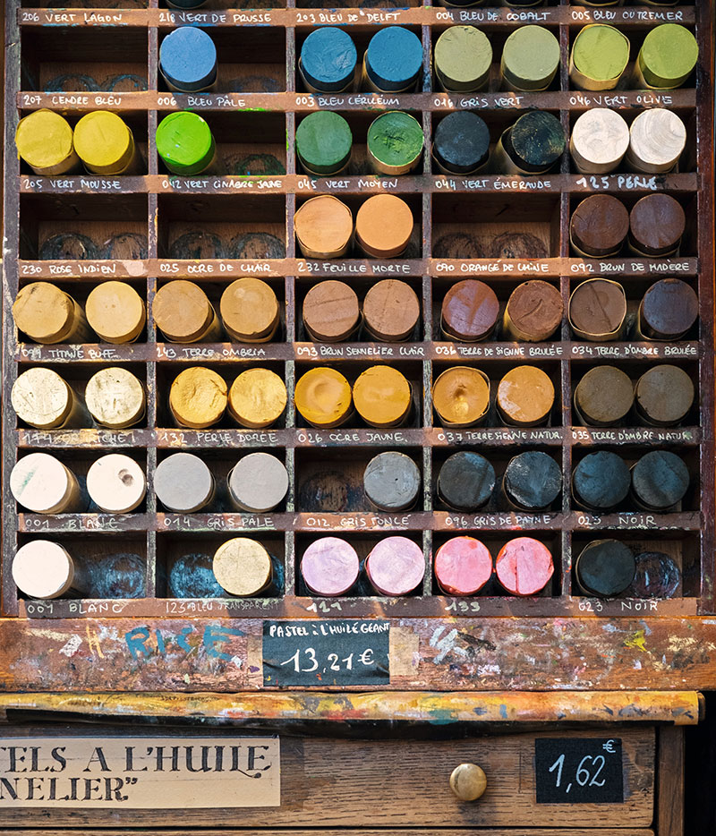 Pasteles para dibujar en una estantería antigua de madera, Maison Sennelier