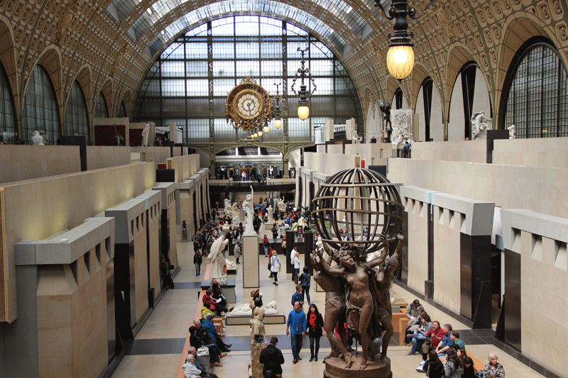 Vista del Museo de Orsay, París, galería principal, que alguna vez fue una estación de tren, el reloj de la estación está en un extremo