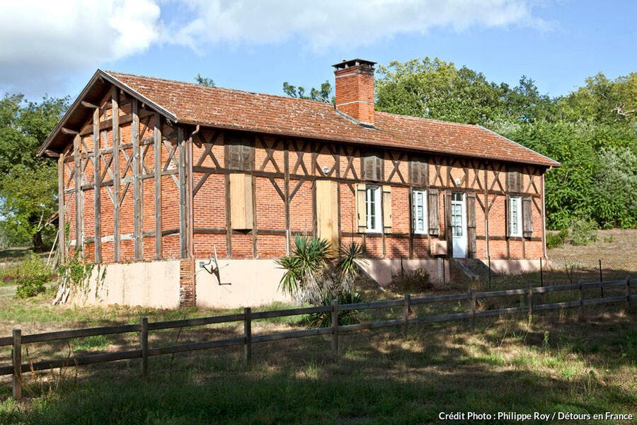 Una casa típica landesa en Pontenx-les-Forges, en el lado landés