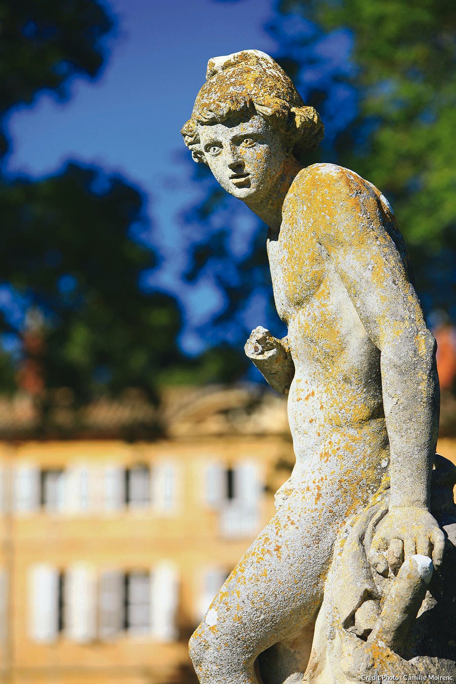 Estatua que adorna los estanques de los jardines franceses.