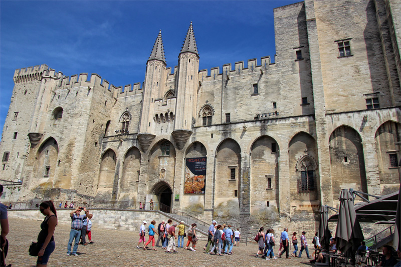 Castillo monumental, los pálidos muros de piedra del Palacio de los Papas en Aviñón ahora son una importante atracción turística