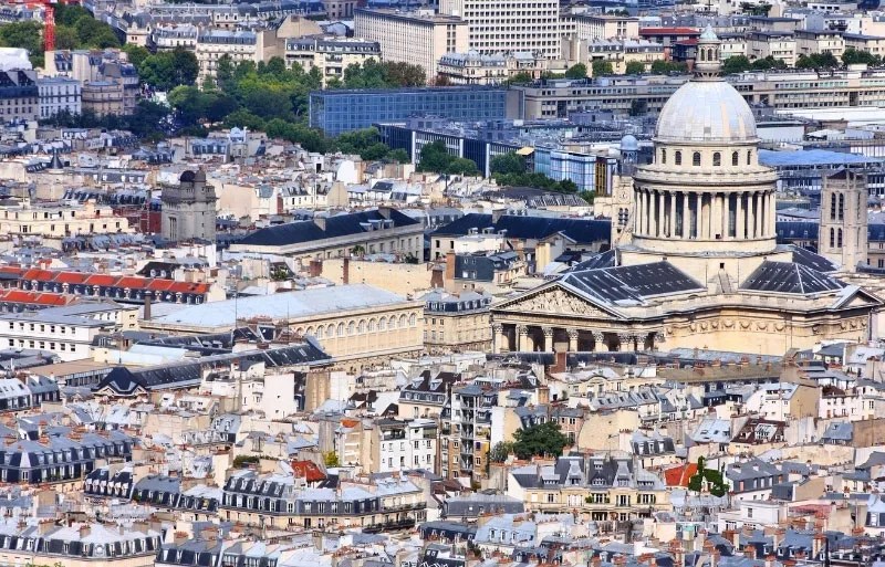 El Panteón se eleva sobre los tejados de París