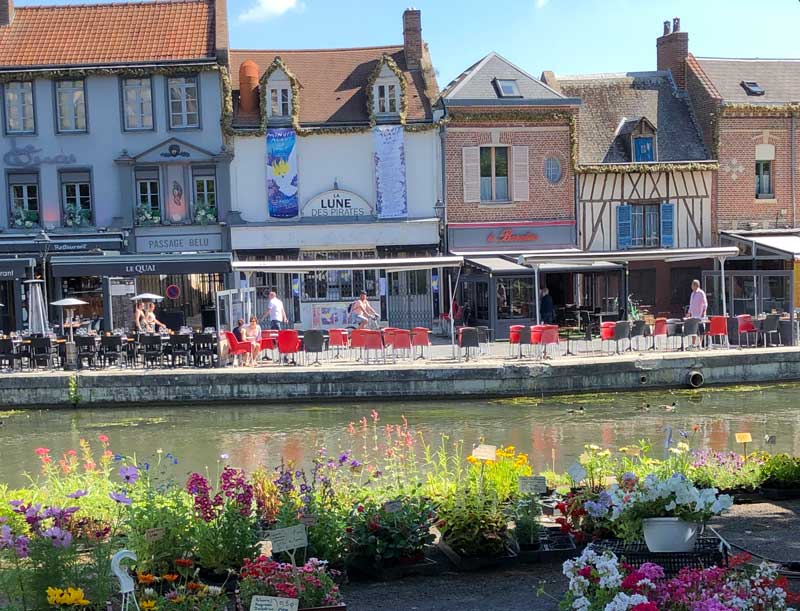 Puestos de flores y cafeterías en el barrio ribereño de St-Leu en Amiens