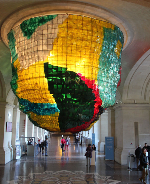 Lámpara monumental cuelga del techo del pasillo del Museo de Bellas Artes de Lille