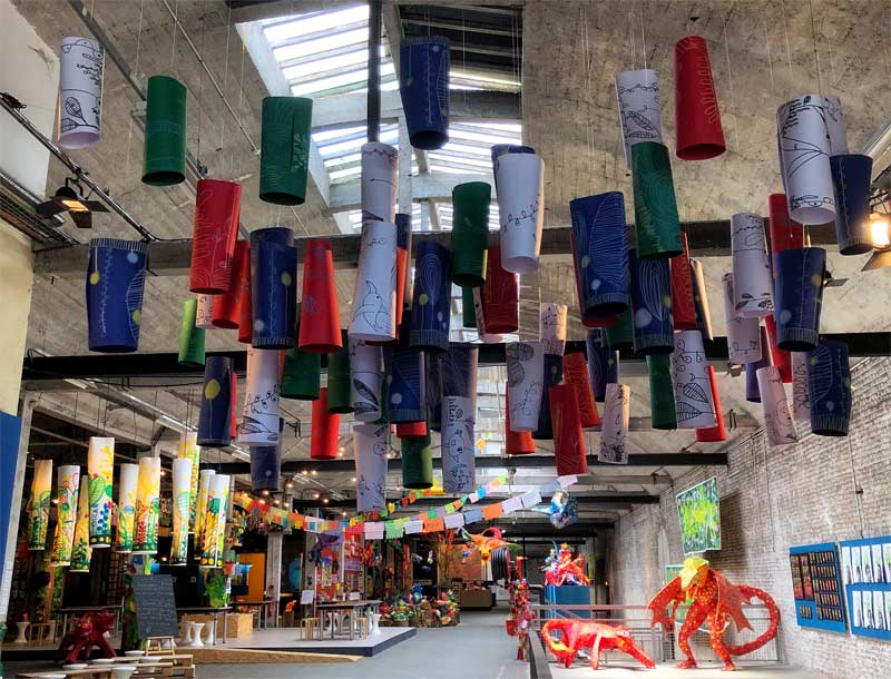 Linternas de papel que cuelgan del techo de una estación de tren convertida ahora en un lugar de arte en Lille