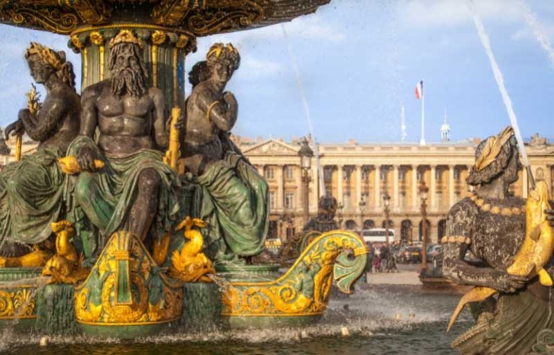 Hermosa fuente con estatuas en la Place de la Concorde, París