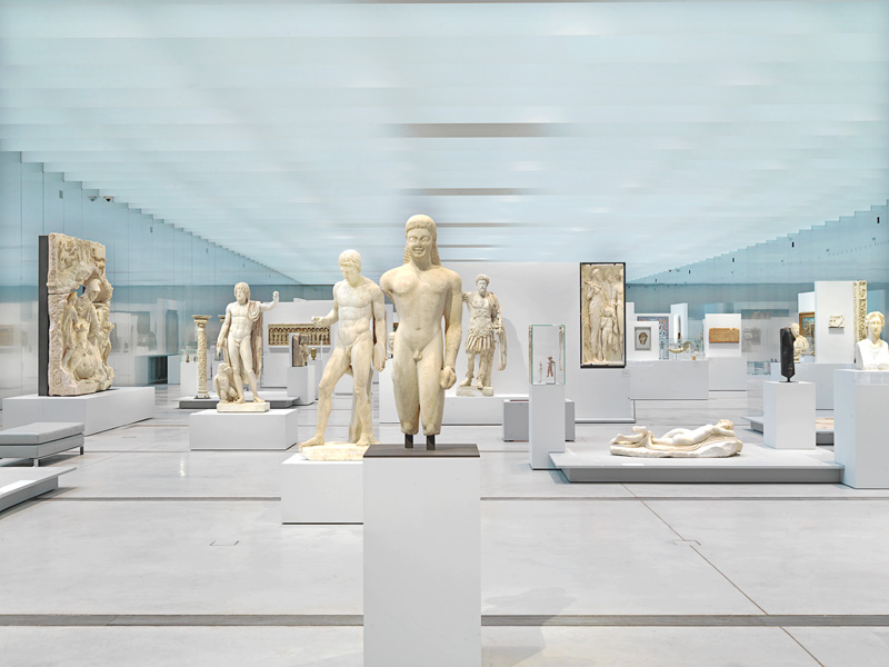 Estatuas antiguas en el museo de Lens