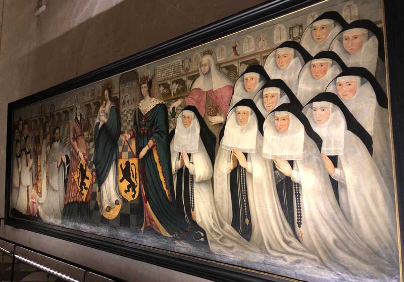 Enorme pintura mural de la condesa de Juana de Flandes rodeada de monjas rezando