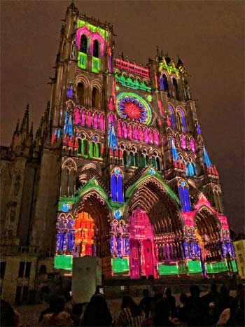 La catedral gótica de Amiens iluminada por la noche