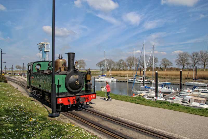 Tren de vapor que recorre el río Somme en Saint-Valery-sur-Somme