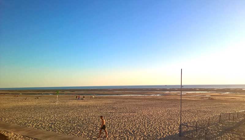 Playa de arena con la marea baja bajo un cielo soleado en Le Touquet, en el norte de Francia