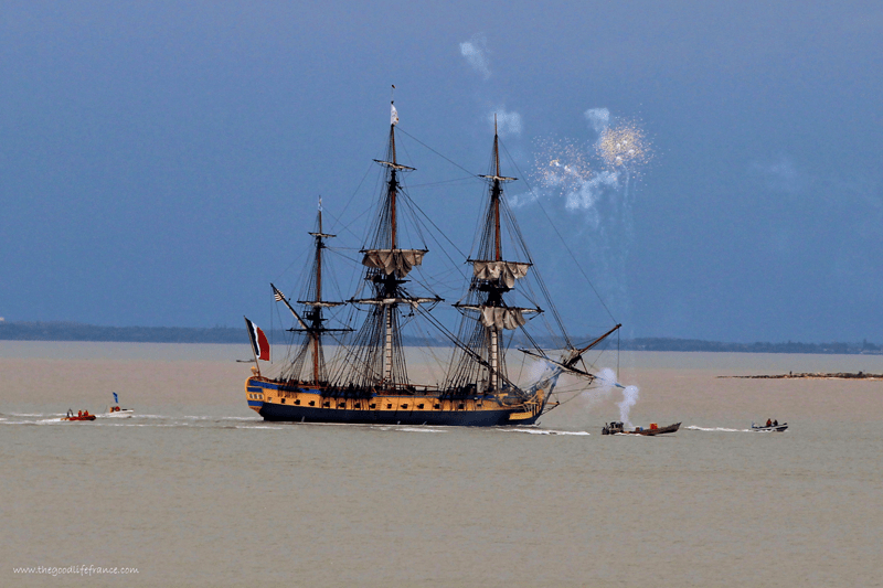 El-barco-hermione-sale-de-francia-disparando-sus-cañones