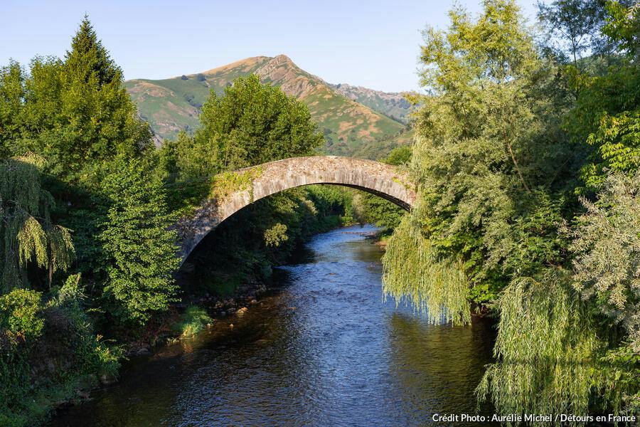 El puente romano en el pueblo de Baïgorry en el País Vasco