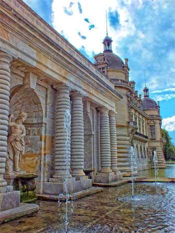 Estatuas y fuentes en los jardines del castillo de Chantilly