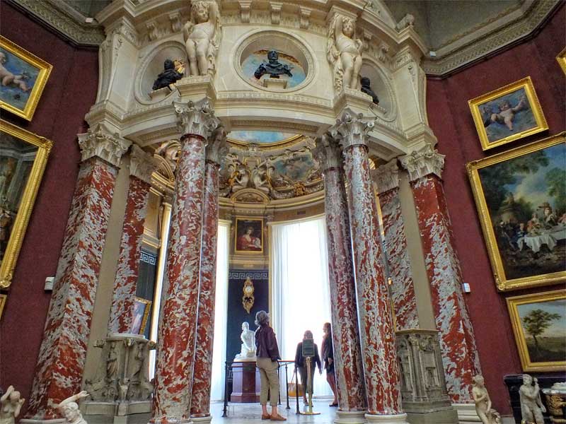 Sala en el Chateau de Chantilly llena de pinturas y esculturas.