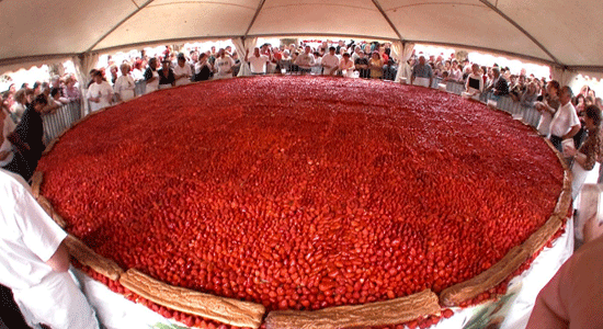 ¡La tarta de fresas más grande del mundo!