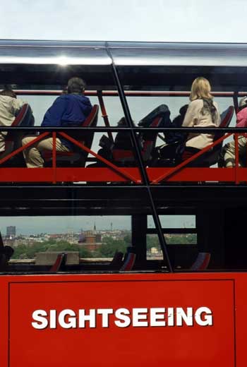 Gente sentada en un sitio viendo el autobús en París