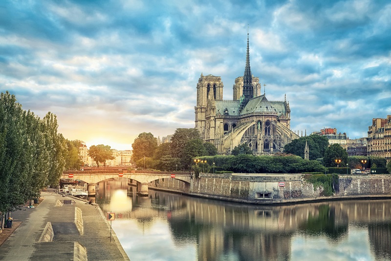 Notre Dame París al atardecer, reflejada en el agua del río Támesis