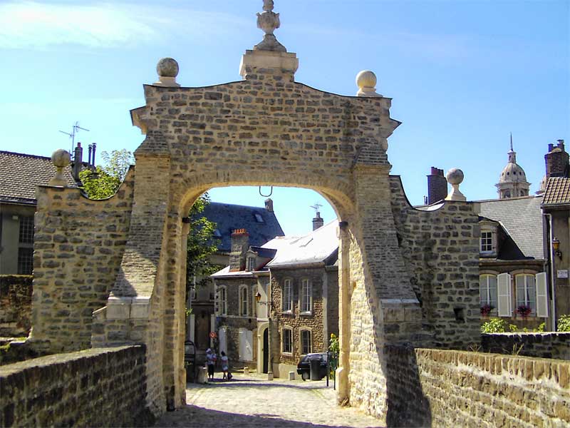 Calles adoquinadas, murallas del castillo, antiguas casas de piedra en Boulogne-sur-Mer, norte de Francia