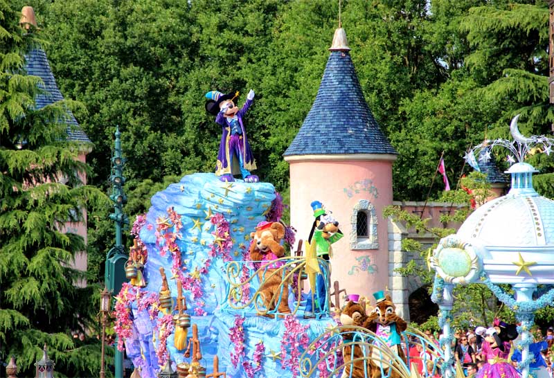 Micky Mouse encima de una carroza en un desfile en Disneyland París