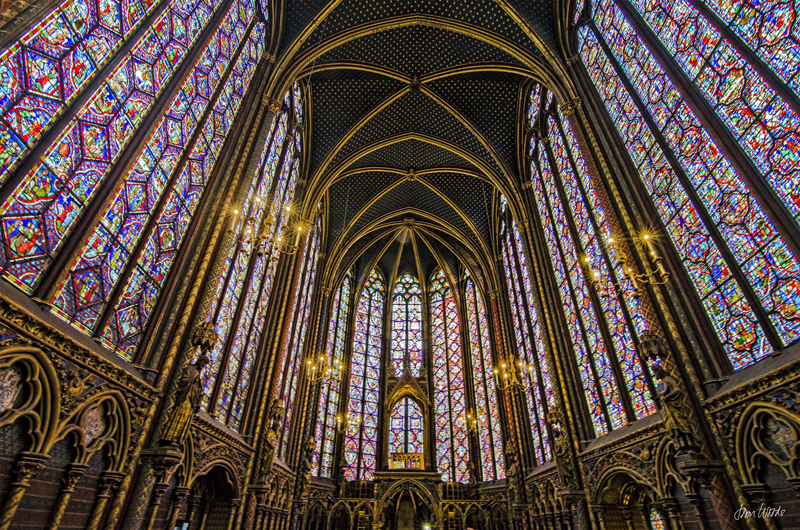 Cientos de vidrieras en la capilla abovedada de la Sainte-Chapelle en París