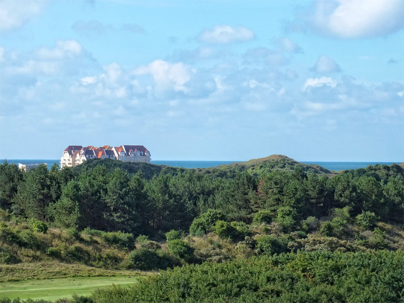 Vista desde un campo de golf rodeado de árboles junto al mar en Le Touquet