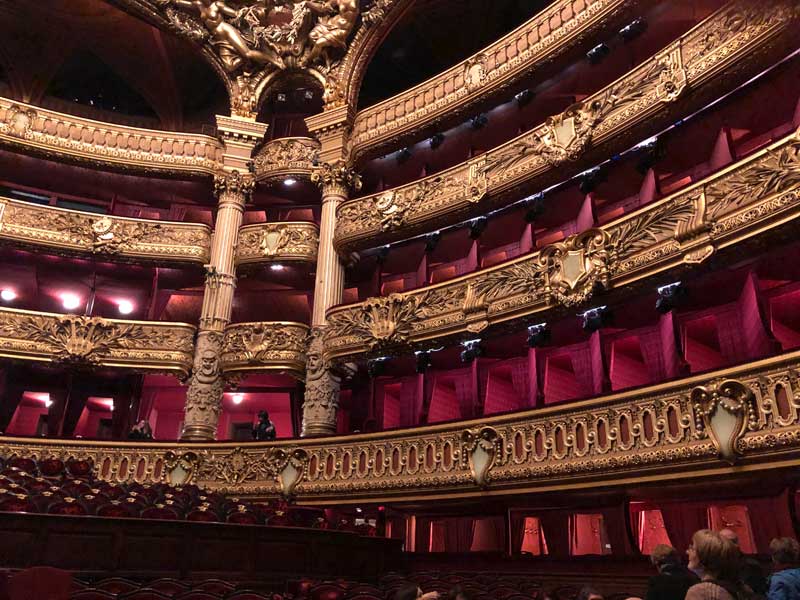 Asientos de madera dorada y terciopelo rojo en los balcones de la Ópera de París