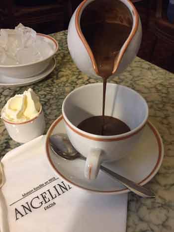 Se vierte chocolate caliente de una jarra en una taza en París