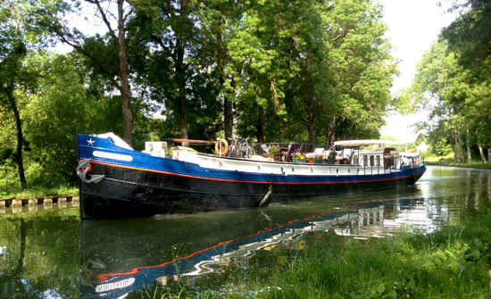 Barcaza en el canal de Borgoña