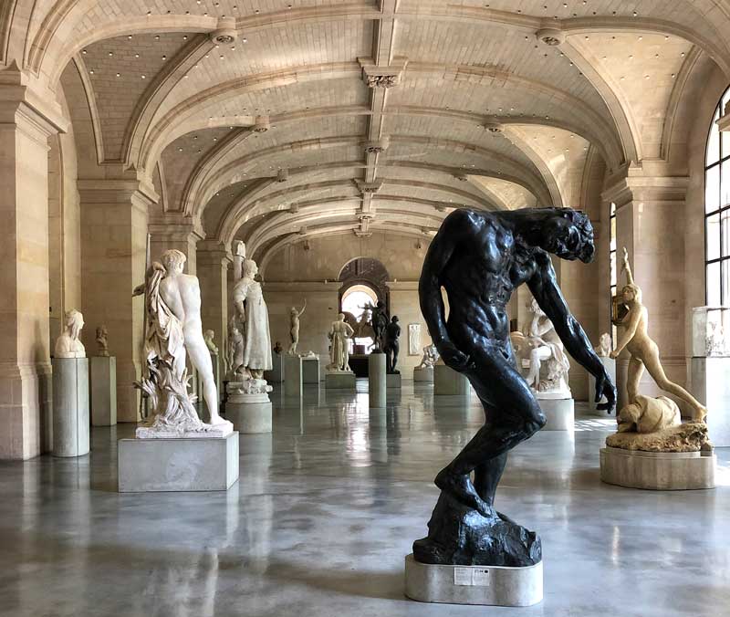 Impresionantes estatuas en una sala abovedada del Museo de Bellas Artes de Lille