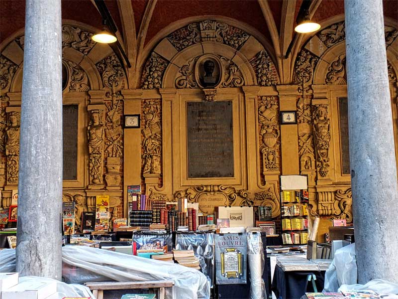 Libros de segunda mano a la venta en el antiguo patio de la Bolsa de Lille