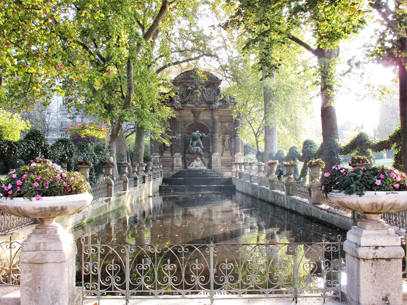 Fuentes Medici en los Jardines de Luxemburgo, París, una larga piscina rodeada de macetas de flores
