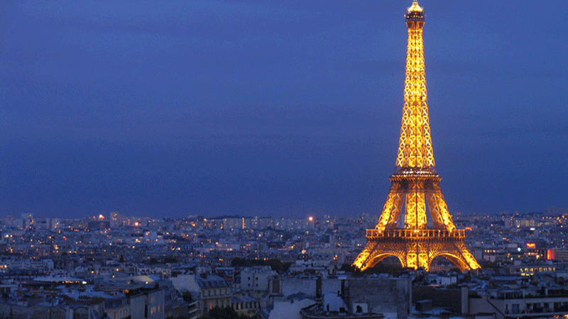 Torre Eiffel iluminada por la noche