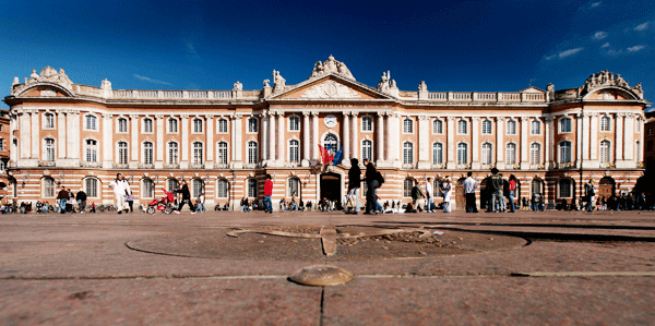 El edificio de piedra rosa y blanca del Capitole, Toulouse