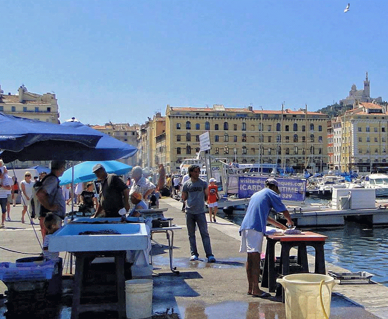 Pescadores en el muelle del antiguo puerto de Marsella vendiendo directamente desde sus barcos a restaurantes y amas de casa