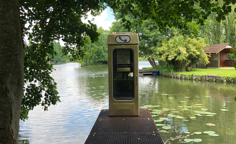 Instalación artística de una cabina telefónica en un puente de Amiens